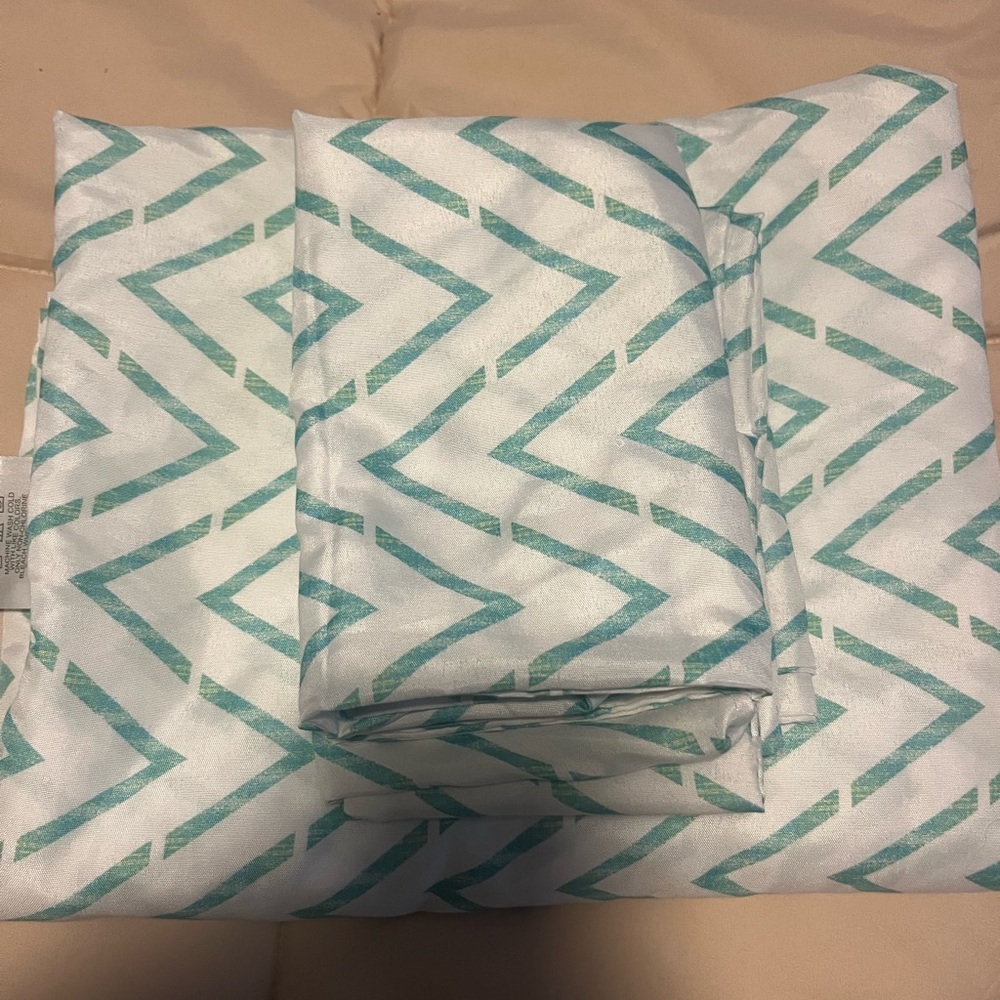 Chevron Patterned Bedding Set